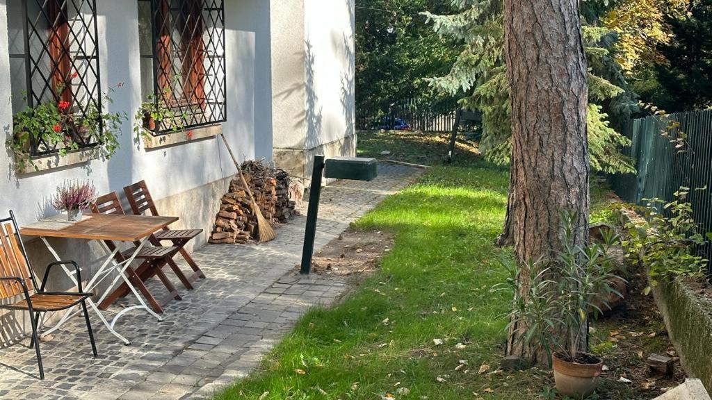 Cosy Apartman In Green Buda Budapest Esterno foto